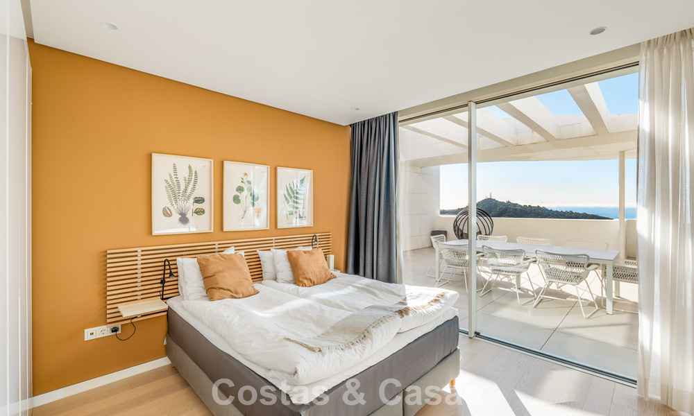 Instapklaar, modern-strak penthouse met panoramisch zeezicht te koop, in een luxeresort nabij Marbella stad 780740