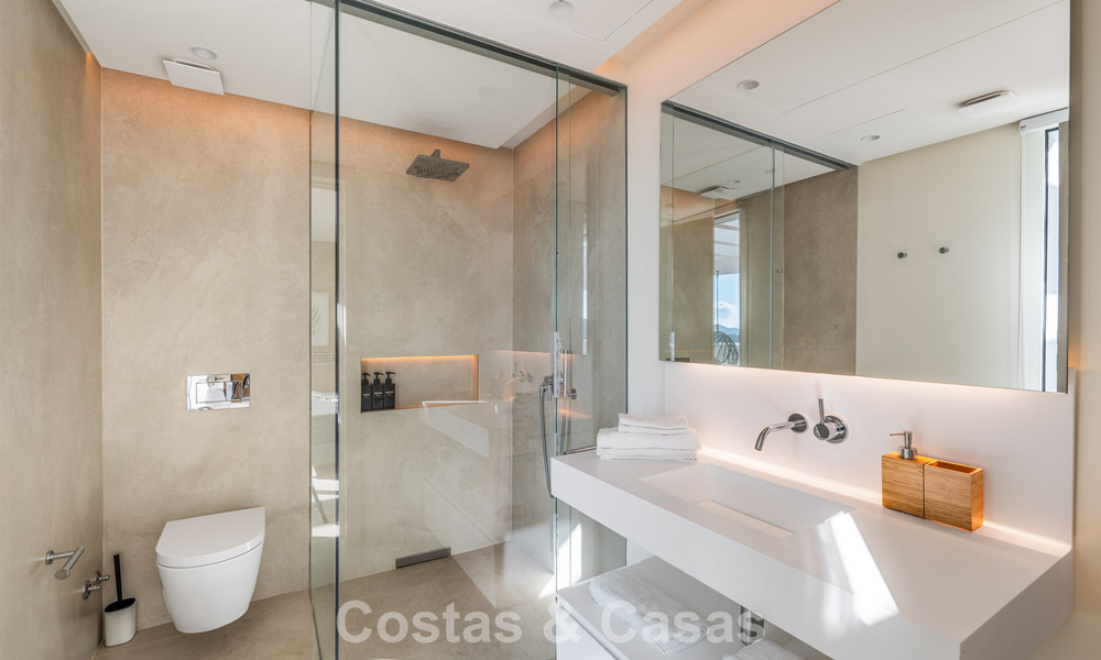 Instapklaar, modern-strak penthouse met panoramisch zeezicht te koop, in een luxeresort nabij Marbella stad 780741
