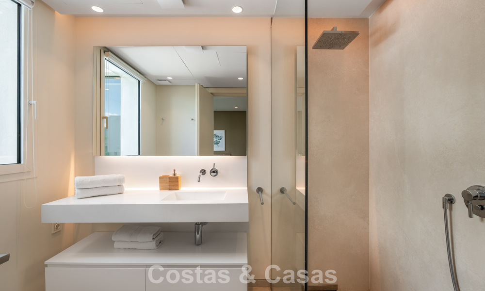 Instapklaar, modern-strak penthouse met panoramisch zeezicht te koop, in een luxeresort nabij Marbella stad 780743