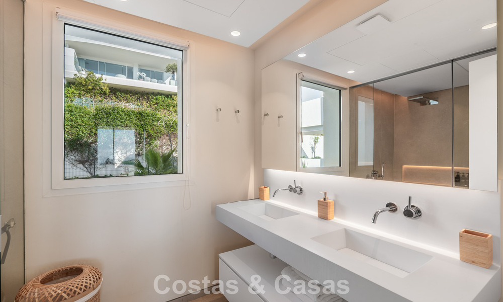 Instapklaar, modern-strak penthouse met panoramisch zeezicht te koop, in een luxeresort nabij Marbella stad 780744