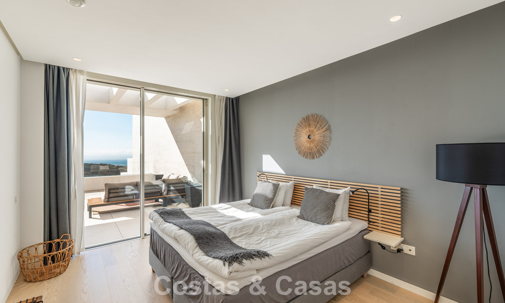 Instapklaar, modern-strak penthouse met panoramisch zeezicht te koop, in een luxeresort nabij Marbella stad 780745