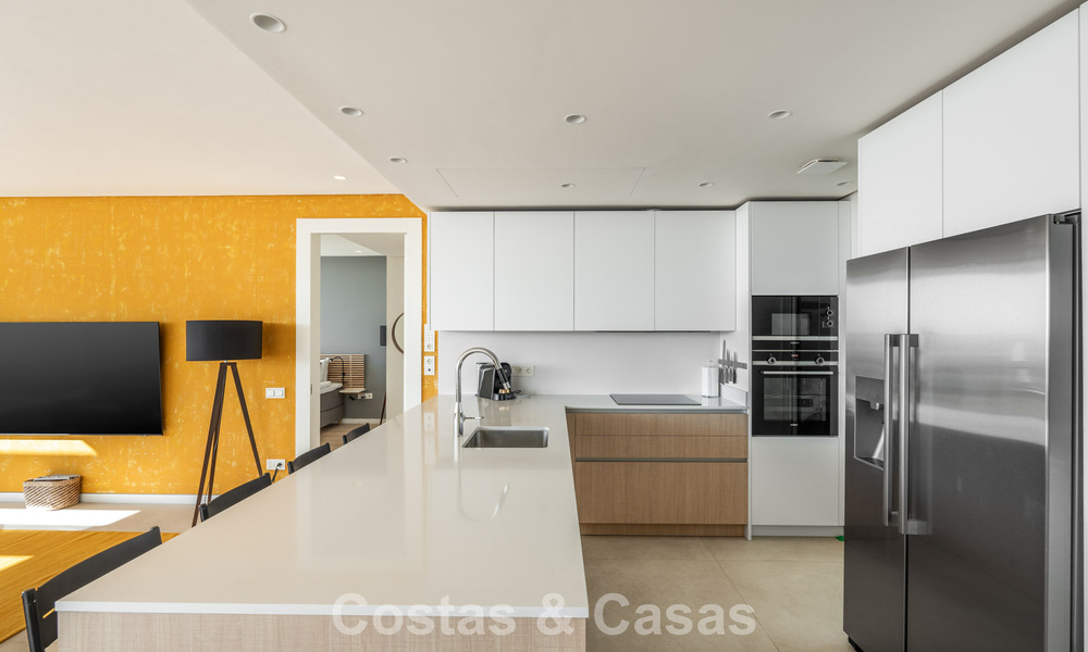 Instapklaar, modern-strak penthouse met panoramisch zeezicht te koop, in een luxeresort nabij Marbella stad 780747