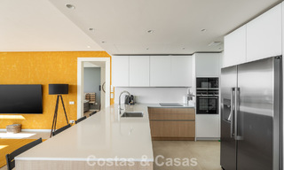 Instapklaar, modern-strak penthouse met panoramisch zeezicht te koop, in een luxeresort nabij Marbella stad 780747 