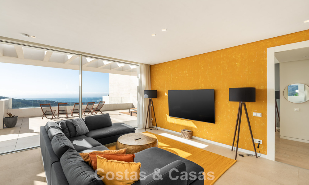 Instapklaar, modern-strak penthouse met panoramisch zeezicht te koop, in een luxeresort nabij Marbella stad 780748