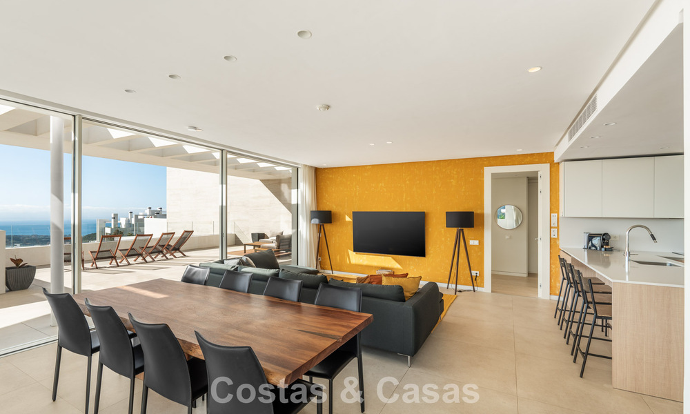 Instapklaar, modern-strak penthouse met panoramisch zeezicht te koop, in een luxeresort nabij Marbella stad 780749