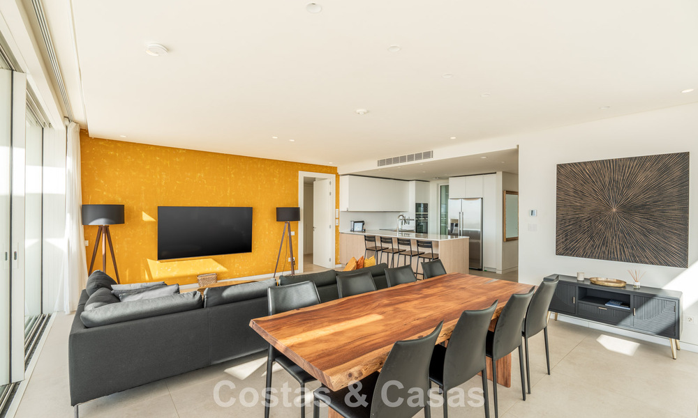 Instapklaar, modern-strak penthouse met panoramisch zeezicht te koop, in een luxeresort nabij Marbella stad 780750
