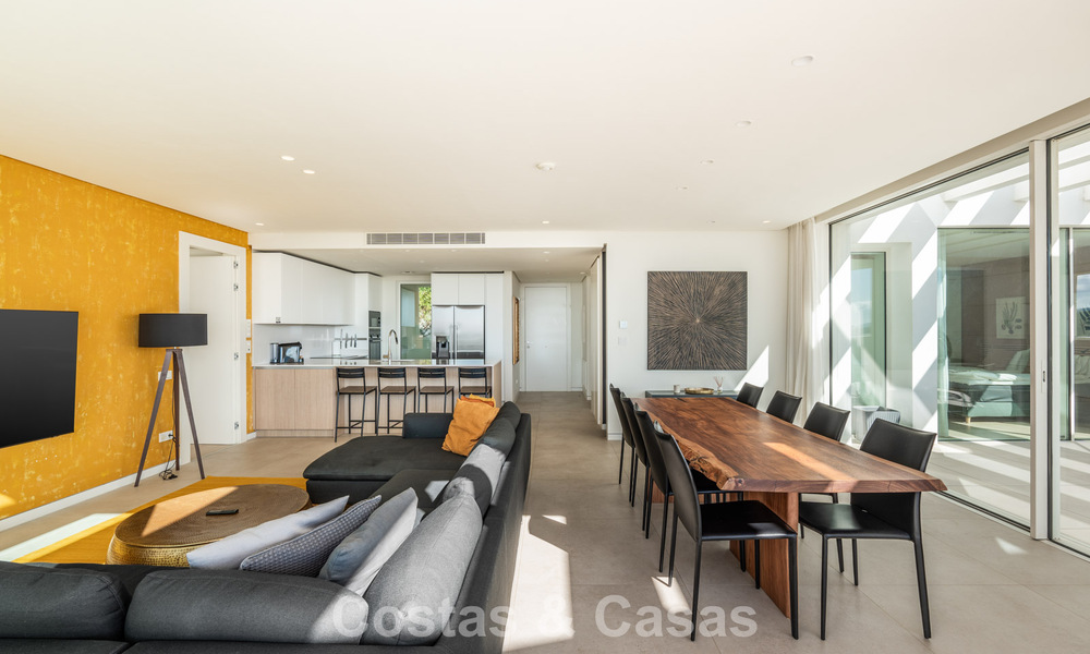 Instapklaar, modern-strak penthouse met panoramisch zeezicht te koop, in een luxeresort nabij Marbella stad 780751