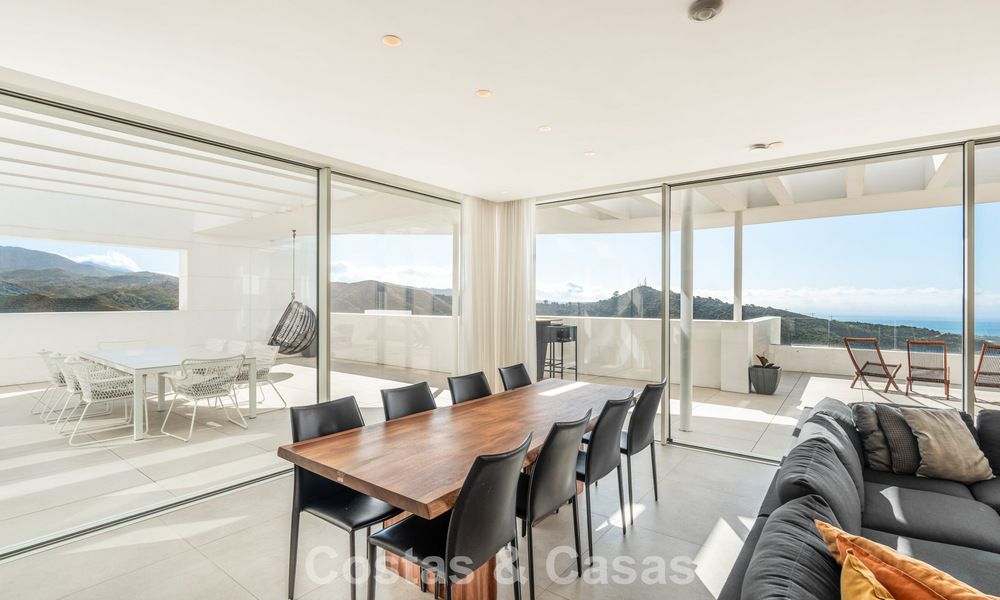 Instapklaar, modern-strak penthouse met panoramisch zeezicht te koop, in een luxeresort nabij Marbella stad 780752