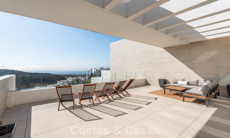 Instapklaar, modern-strak penthouse met panoramisch zeezicht te koop, in een luxeresort nabij Marbella stad 780753