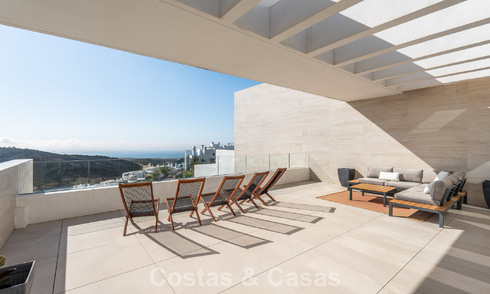 Instapklaar, modern-strak penthouse met panoramisch zeezicht te koop, in een luxeresort nabij Marbella stad 780753