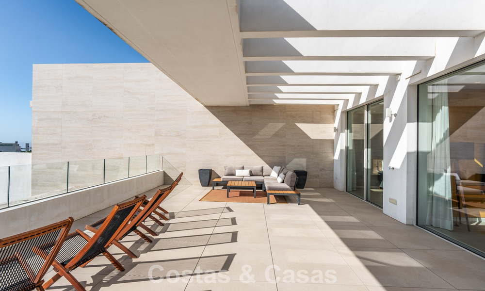 Instapklaar, modern-strak penthouse met panoramisch zeezicht te koop, in een luxeresort nabij Marbella stad 780754