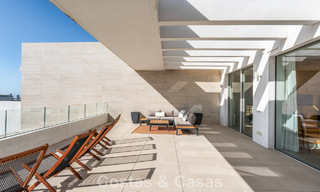 Instapklaar, modern-strak penthouse met panoramisch zeezicht te koop, in een luxeresort nabij Marbella stad 780754 