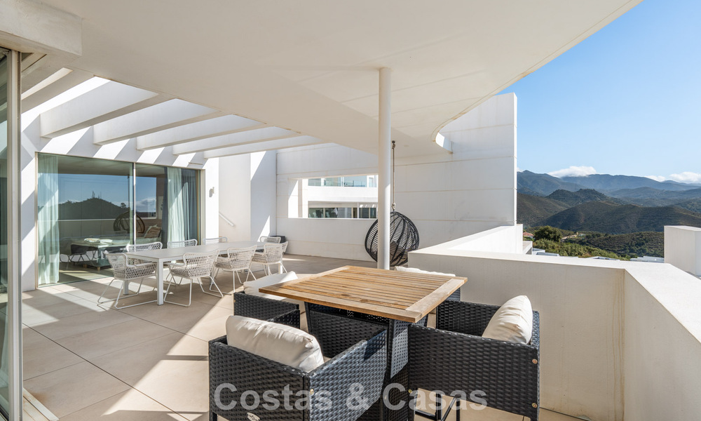 Instapklaar, modern-strak penthouse met panoramisch zeezicht te koop, in een luxeresort nabij Marbella stad 780755