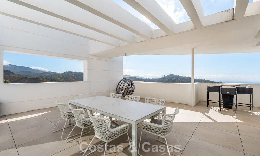 Instapklaar, modern-strak penthouse met panoramisch zeezicht te koop, in een luxeresort nabij Marbella stad 780757