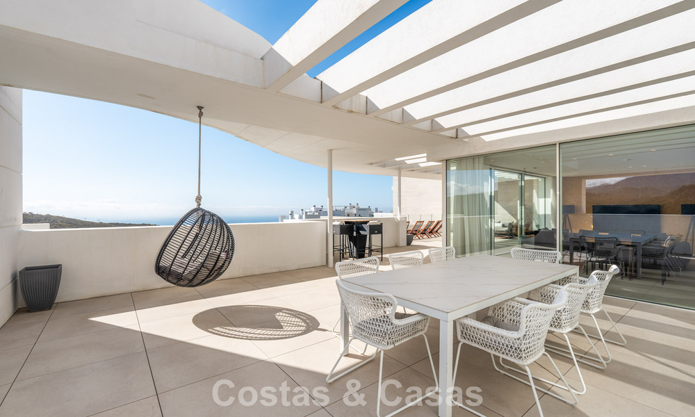 Instapklaar, modern-strak penthouse met panoramisch zeezicht te koop, in een luxeresort nabij Marbella stad 780758