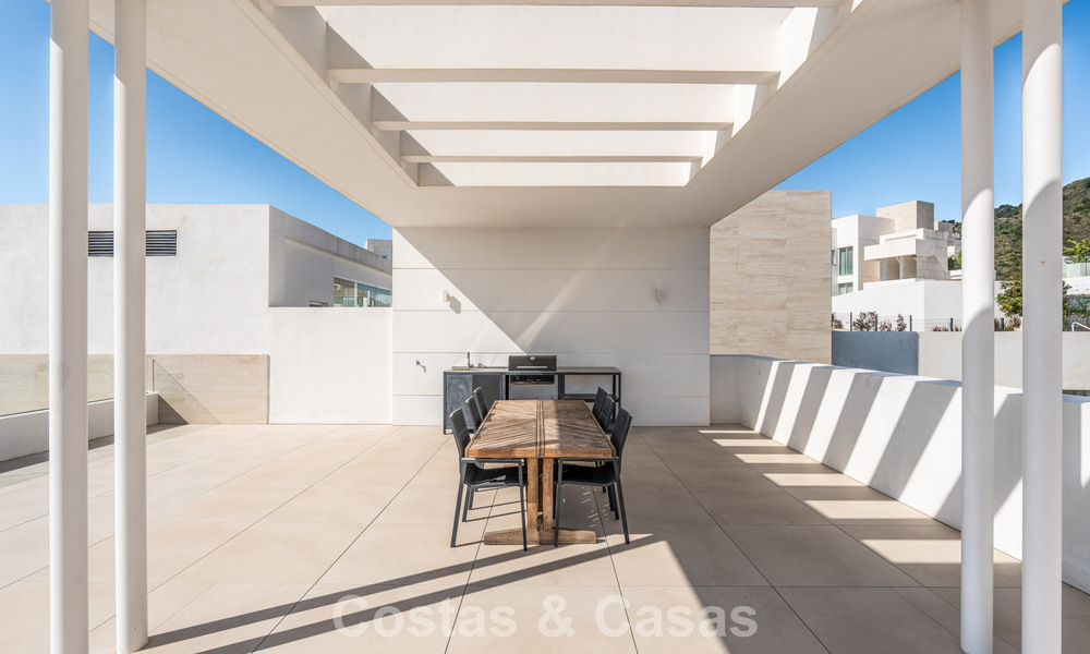 Instapklaar, modern-strak penthouse met panoramisch zeezicht te koop, in een luxeresort nabij Marbella stad 780760
