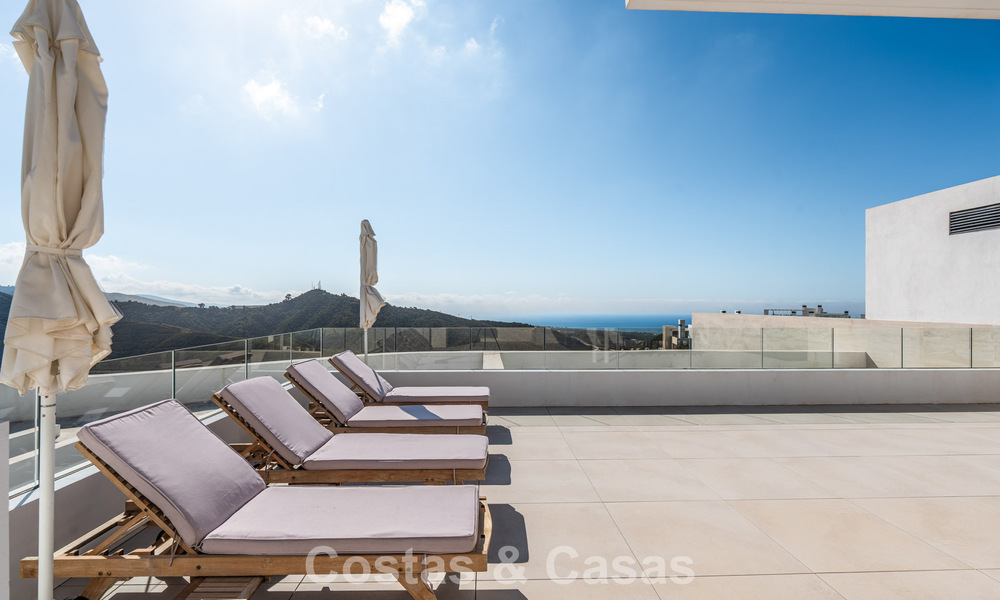 Instapklaar, modern-strak penthouse met panoramisch zeezicht te koop, in een luxeresort nabij Marbella stad 780761