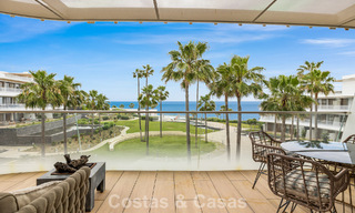 Luxueus, modern appartement met zeezicht te koop direct aan het strand in Estepona, Costa del Sol 780772 