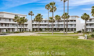 Luxueus, modern appartement met zeezicht te koop direct aan het strand in Estepona, Costa del Sol 780773 