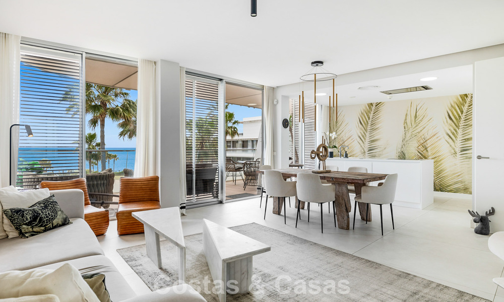 Luxueus, modern appartement met zeezicht te koop direct aan het strand in Estepona, Costa del Sol 780775