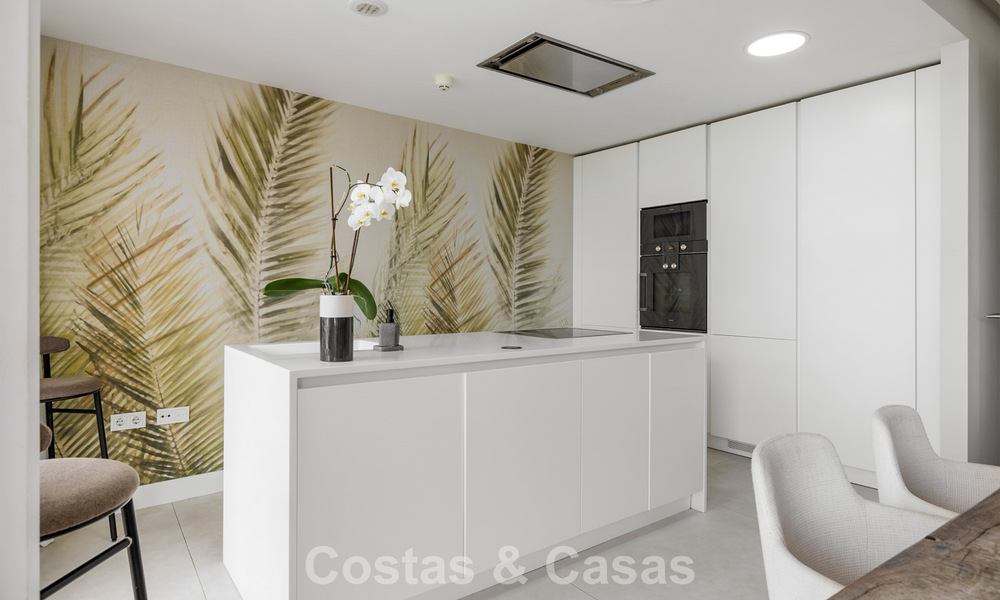 Luxueus, modern appartement met zeezicht te koop direct aan het strand in Estepona, Costa del Sol 780778