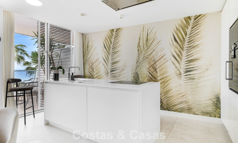 Luxueus, modern appartement met zeezicht te koop direct aan het strand in Estepona, Costa del Sol 780779