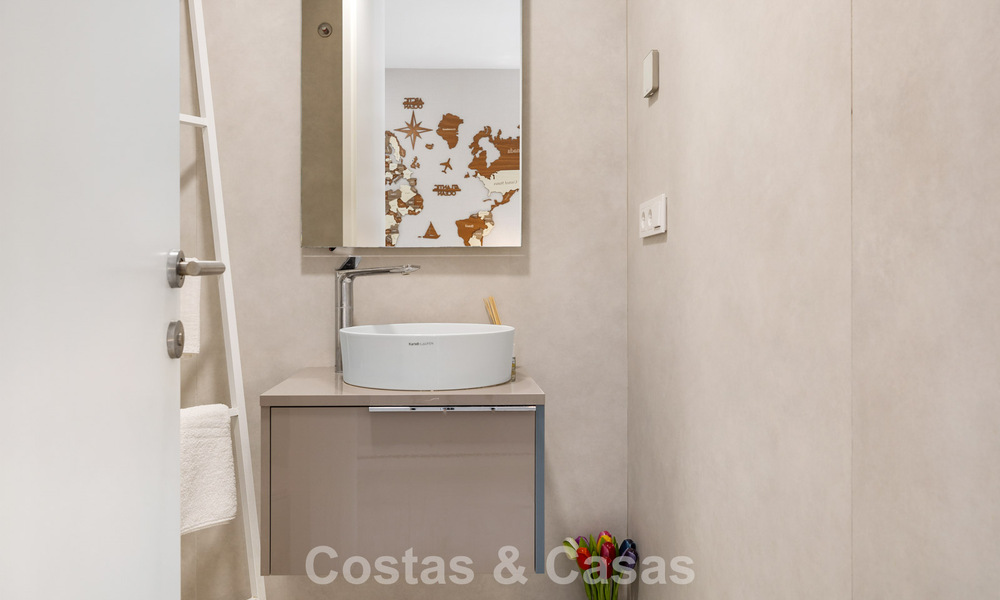 Luxueus, modern appartement met zeezicht te koop direct aan het strand in Estepona, Costa del Sol 780783