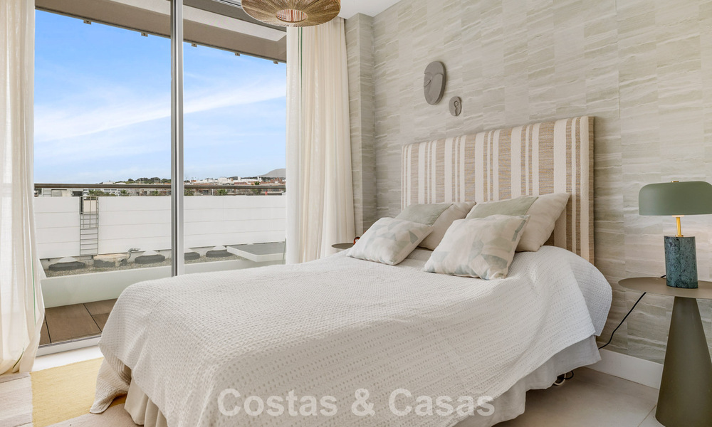 Luxueus, modern appartement met zeezicht te koop direct aan het strand in Estepona, Costa del Sol 780787
