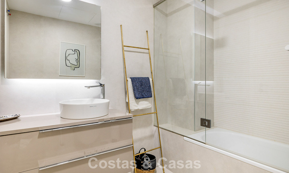Luxueus, modern appartement met zeezicht te koop direct aan het strand in Estepona, Costa del Sol 780789