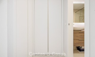 Luxueus, modern appartement met zeezicht te koop direct aan het strand in Estepona, Costa del Sol 780791 