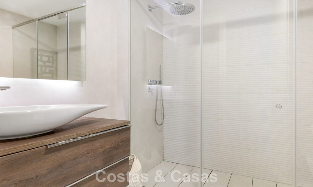 Luxueus, modern appartement met zeezicht te koop direct aan het strand in Estepona, Costa del Sol 780792
