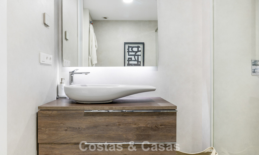 Luxueus, modern appartement met zeezicht te koop direct aan het strand in Estepona, Costa del Sol 780793