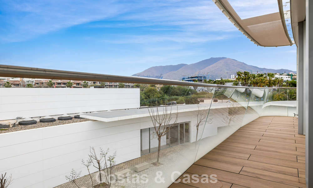 Luxueus, modern appartement met zeezicht te koop direct aan het strand in Estepona, Costa del Sol 780794