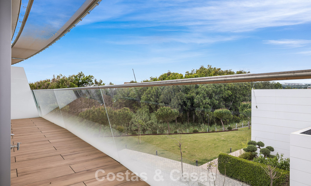 Luxueus, modern appartement met zeezicht te koop direct aan het strand in Estepona, Costa del Sol 780795