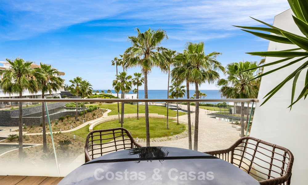 Luxueus, modern appartement met zeezicht te koop direct aan het strand in Estepona, Costa del Sol 780796