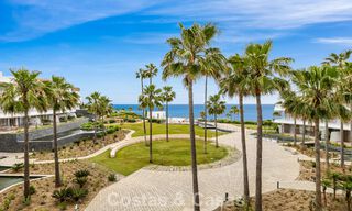 Luxueus, modern appartement met zeezicht te koop direct aan het strand in Estepona, Costa del Sol 780797 