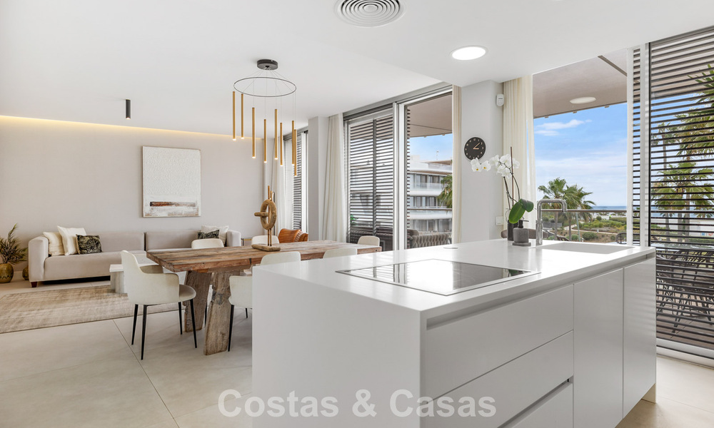 Luxueus, modern appartement met zeezicht te koop direct aan het strand in Estepona, Costa del Sol 780801