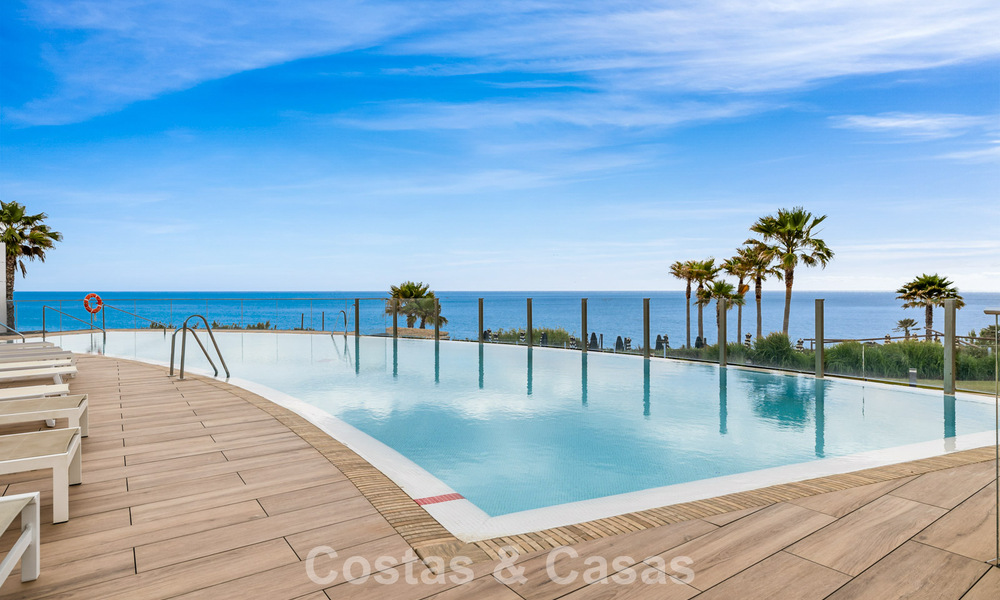 Luxueus, modern appartement met zeezicht te koop direct aan het strand in Estepona, Costa del Sol 780802