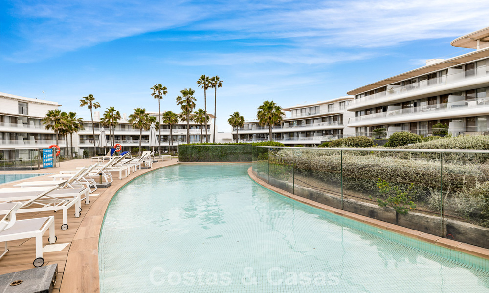 Luxueus, modern appartement met zeezicht te koop direct aan het strand in Estepona, Costa del Sol 780803