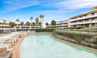 Luxueus, modern appartement met zeezicht te koop direct aan het strand in Estepona, Costa del Sol 780803 