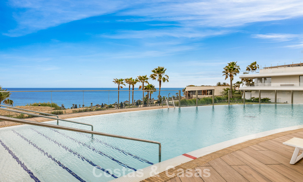 Luxueus, modern appartement met zeezicht te koop direct aan het strand in Estepona, Costa del Sol 780804