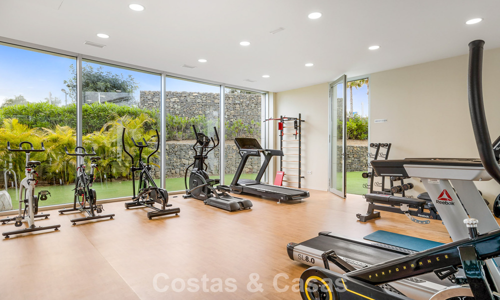 Luxueus, modern appartement met zeezicht te koop direct aan het strand in Estepona, Costa del Sol 780809