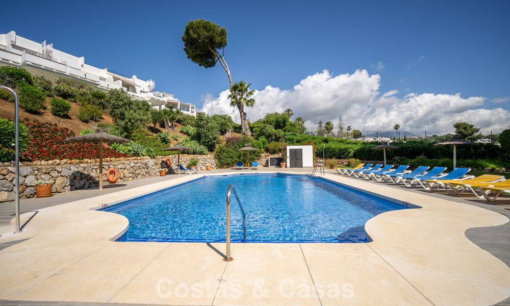 Charmant gerenoveerd townhouse te koop in de populaire golfenclave Aloha Golf, in Nueva Andalucia, Marbella 780895