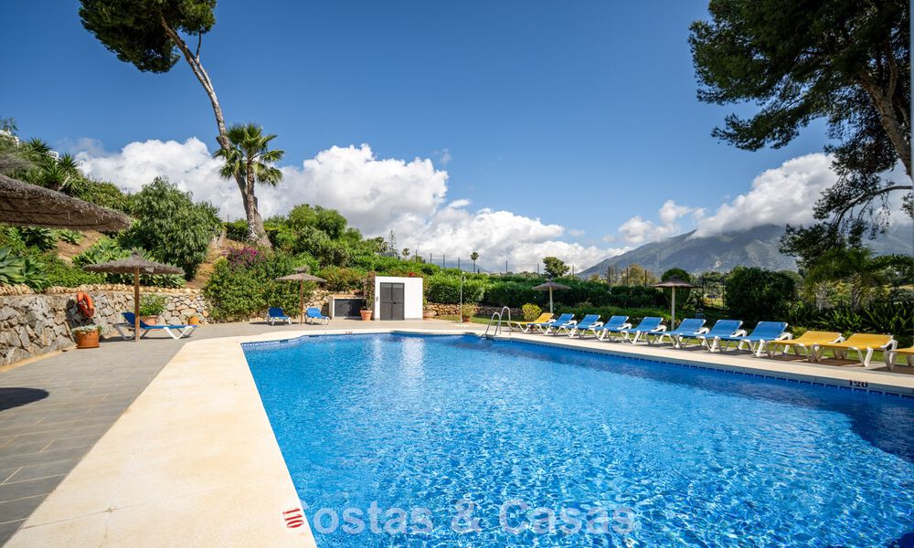 Charmant gerenoveerd townhouse te koop in de populaire golfenclave Aloha Golf, in Nueva Andalucia, Marbella 780896