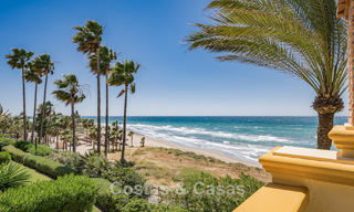 Luxueus 3-slaapkamer eerstelijnsstrand appartement met frontaal zeezicht te koop ten oosten van Marbella centrum 780907 