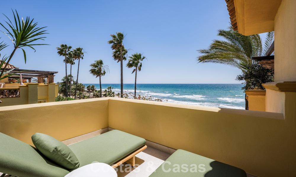 Luxueus 3-slaapkamer eerstelijnsstrand appartement met frontaal zeezicht te koop ten oosten van Marbella centrum 780911