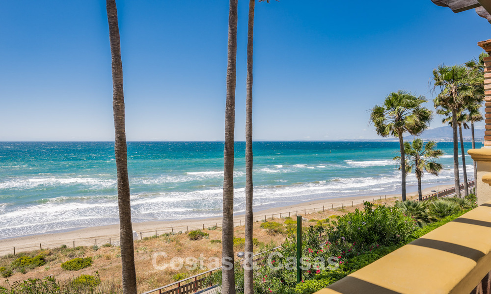 Luxueus 3-slaapkamer eerstelijnsstrand appartement met frontaal zeezicht te koop ten oosten van Marbella centrum 780914