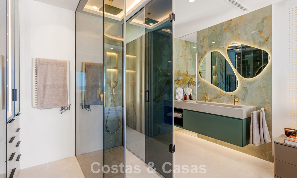 Luxueus 3-slaapkamer eerstelijnsstrand appartement met frontaal zeezicht te koop ten oosten van Marbella centrum 780919