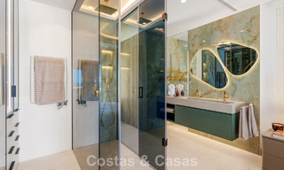 Luxueus 3-slaapkamer eerstelijnsstrand appartement met frontaal zeezicht te koop ten oosten van Marbella centrum 780919 