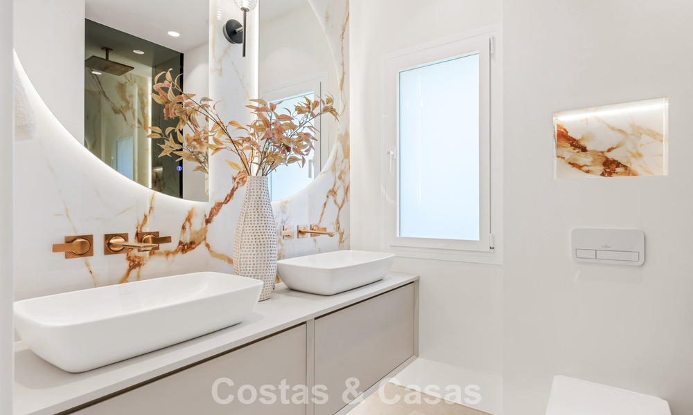 Luxueus 3-slaapkamer eerstelijnsstrand appartement met frontaal zeezicht te koop ten oosten van Marbella centrum 780926